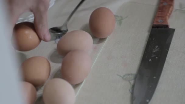 Ovos de galinha cozidos na mesa da cozinha — Vídeo de Stock