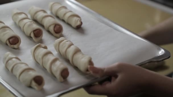 在烘烤试验中烹调自制香肠 — 图库视频影像