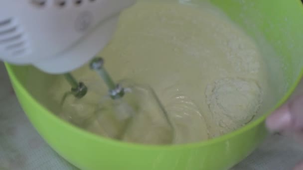 Ανακατεύοντας το μείγμα για τηγανίτες κοντινό. βίντεο αργής κίνησης — Αρχείο Βίντεο