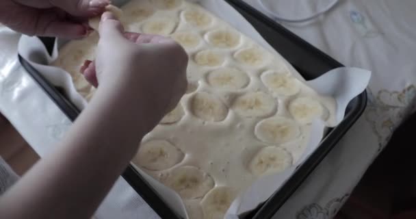 Koken close-up van bananen taart op tafel — Stockvideo