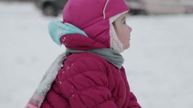 küçük çocuk kışın dışarıda eğleniyor. ağır çekim video