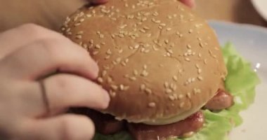 Mutfakta, lezzetli ev yapımı Hamburger yakın çekim