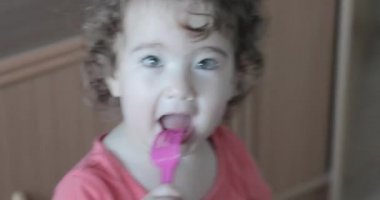 Ağzında bir bebek çatal ile küçük çocuk