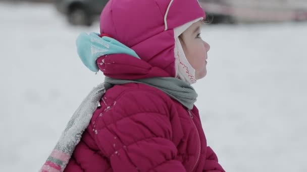 Маленький ребенок веселится на улице зимой. замедленное видео — стоковое видео