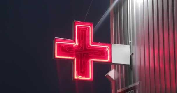 Ulice "tabulkou" červené neonové blikající kříž — Stock video