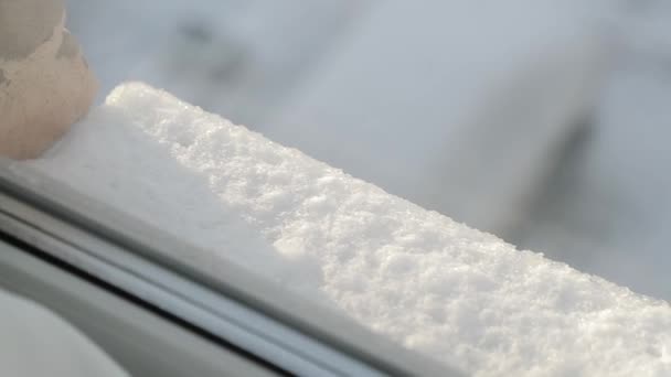 Nieve en el alféizar de la ventana. vídeo en cámara lenta — Vídeo de stock