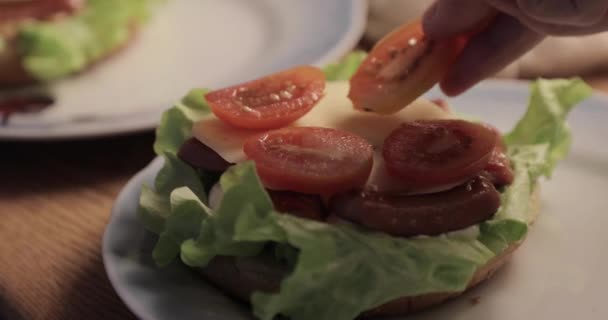 Heerlijke zelfgemaakte Hamburger close-up in de keuken — Stockvideo