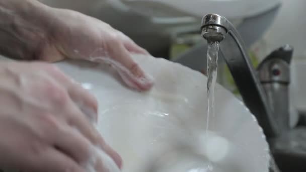 Ağır çekimde yemekleri yakın çekim yıkama — Stok video