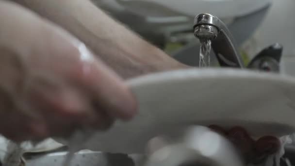 Wassen van de gerechten close-up in slow motion — Stockvideo