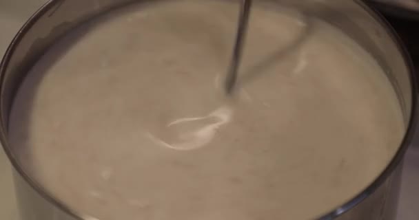 Cozinhar um mingau de cereal mexendo com uma colher — Vídeo de Stock