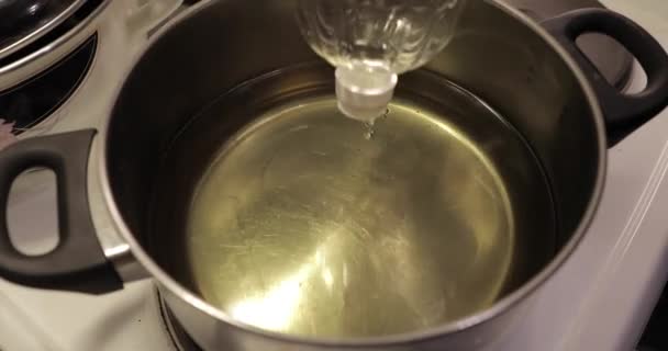 Huile végétale dans une casserole fermer — Video