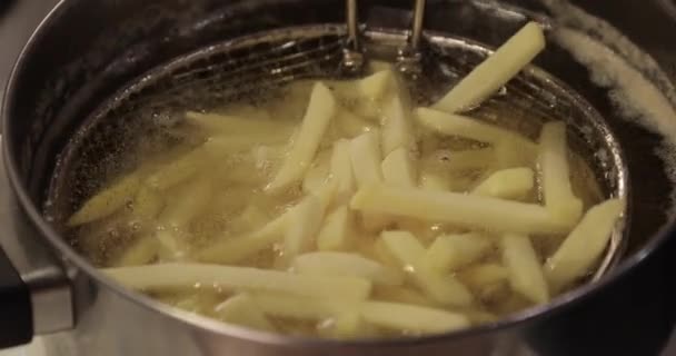 Τηγανητές πατάτες που μαγειρεύετε στο σπίτι — Αρχείο Βίντεο