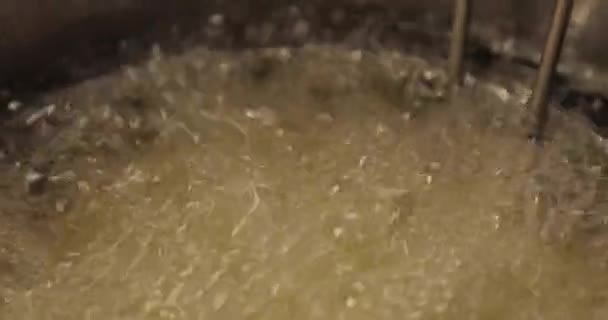 Papas fritas cocinando en casa — Vídeo de stock