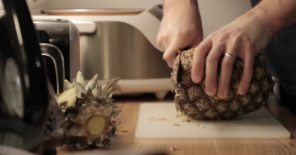 Primo piano taglio ananas — Video Stock