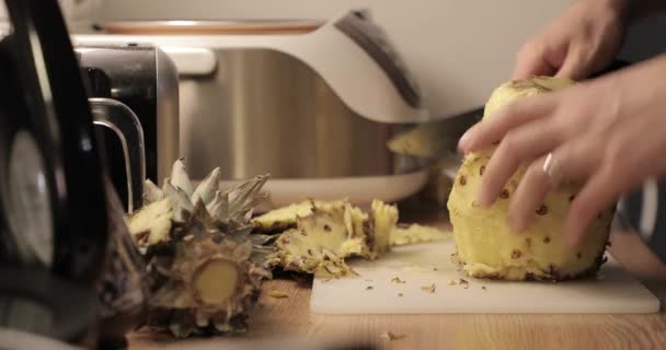 Ananas snij close-up — Stockvideo