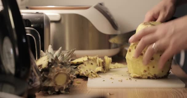 Ananas skärande närbild — Stockvideo