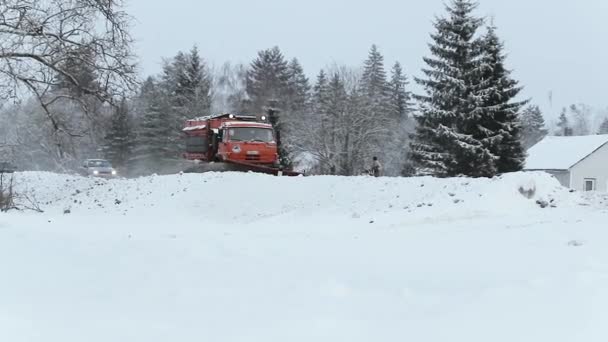 Máquina de nieve limpia la carretera en invierno. vídeo en cámara lenta — Vídeos de Stock