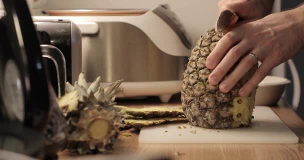 Ananas skärande närbild — Stockvideo