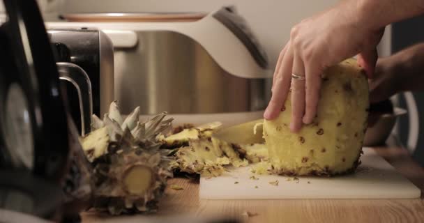 Ananas skärande närbild — Stockvideo