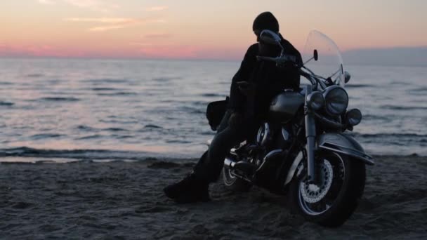 Motociclista motociclista sulla riva dell'oceano la sera — Video Stock