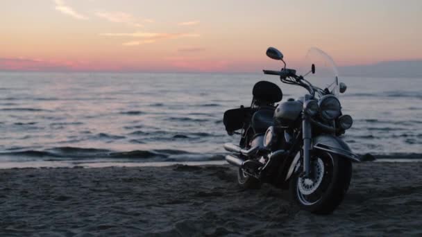 Motorfiets op het strand in de avond — Stockvideo
