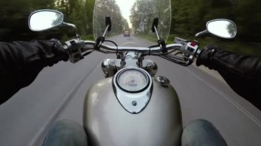 Bir motosiklet Pov video sürüş motorcu