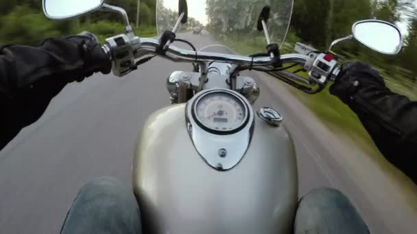 Montar una motocicleta. Vista en primera persona. Punto de vista . — Vídeos de Stock