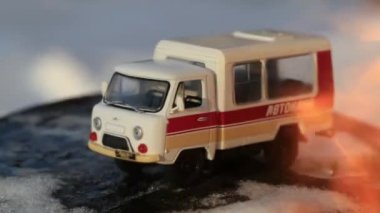 Oyuncak retro Sovyet minivan sıcak ateş altında erir. Ağır çekim