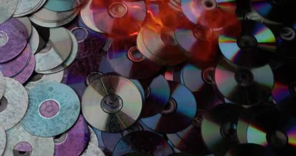 Compact Discs schmelzen unter der mächtigen heißen Flamme des Feuers — Stockvideo