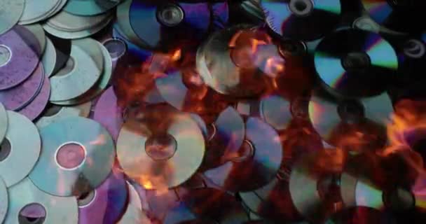 I compact disc si sciolgono sotto la potente fiamma calda del fuoco — Video Stock