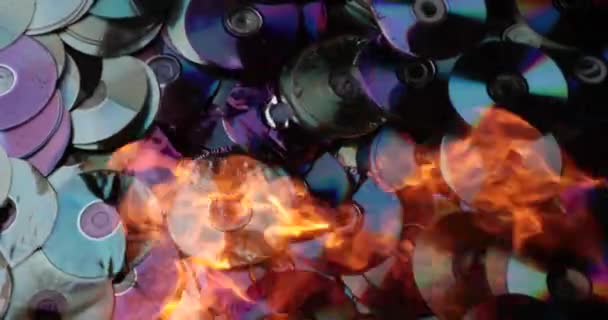 Discos compactos derreter sob a poderosa chama quente de fogo — Vídeo de Stock