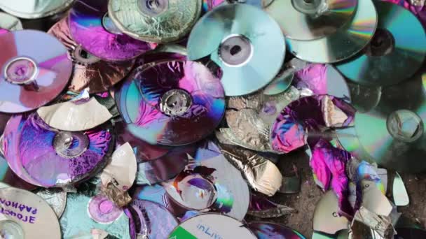 Brechen Sie Compact Discs mit einem Hammer. Zeitlupenvideo — Stockvideo