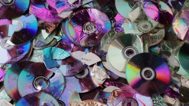 CD-lemezek szakít egy kalapáccsal. Slow motion videót — Stock videók