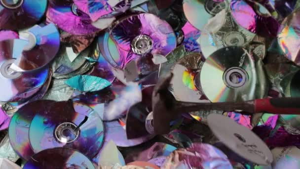 Brechen Sie Compact Discs mit einem Hammer. Zeitlupenvideo — Stockvideo