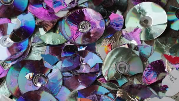 Bryta CD-skivor med en hammare. Slow motion video — Stockvideo