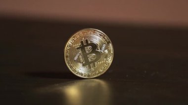 fiziksel altın bitcoin tablo. kenarında sikke