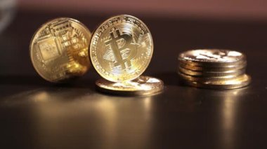 fiziksel altın bitcoin tablo. kenarında sikke