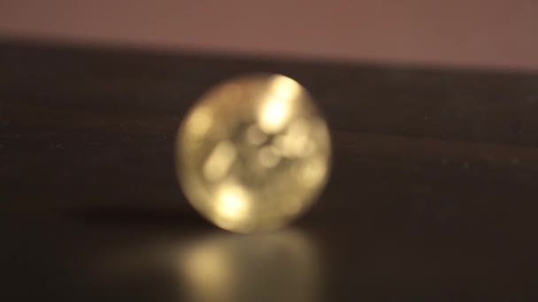 Fokus pada fisik bitcoin emas. koin di ujung — Stok Video