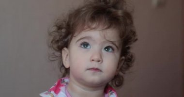 küçük çocuk yetişkin için dikkatle dinler ve yatmak istiyor gibi yapıyor