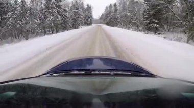 hızlı bir araba sürüş bir ülke yolda kışın