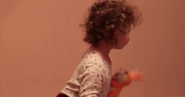 Petit enfant s'amuse à danser avec un jouet en peluche dans les mains — Video