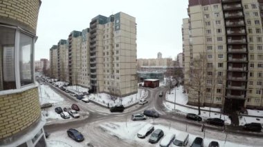 sıradan kış bulutlu gün St. Petersburg yüksek binalar timelapse video avlusunda