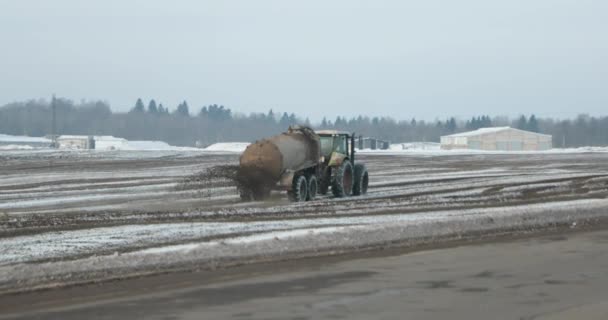 Maquinaria agrícola fertiliza campos en invierno — Vídeo de stock