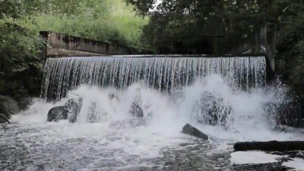 Cascada artificial en el bosque de cámara lenta de disparo — Vídeos de Stock