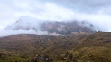 Dağlar bulutlar Bezengi, Kabardey-Balkar Cumhuriyeti, Rusya. Bulutlu gün timelapse video bahar