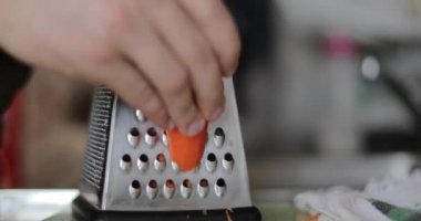 Rendeleyin havuç rende üzerinde kapat