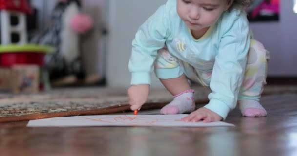 Little girl draws sitting on the floor — Stock Video