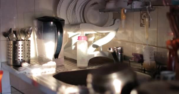 Сонячне світло на старій кухні — стокове відео