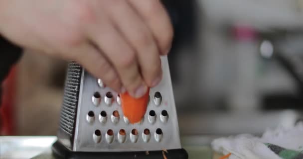Решетка морковь на терке крупным планом — стоковое видео