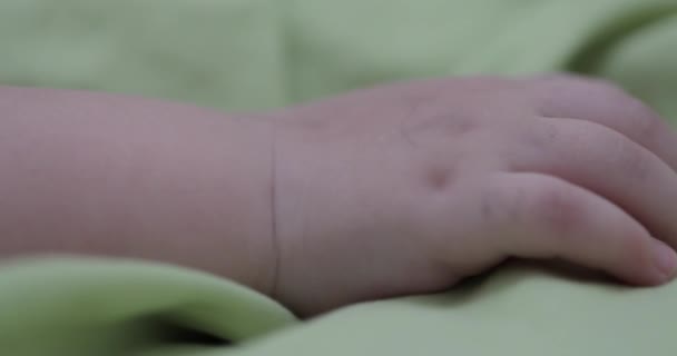 Childs χέρι σε ένα κοντινό πλάνο κουβέρτα — Αρχείο Βίντεο